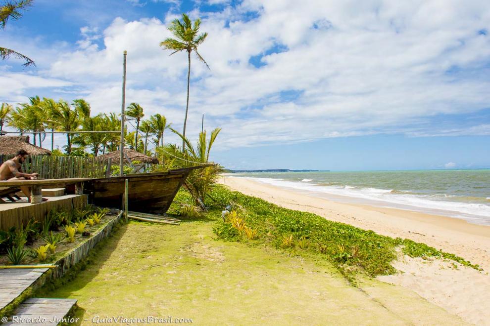 Imagem de um rapaz curtindo o visual da Praia de Caraiva.